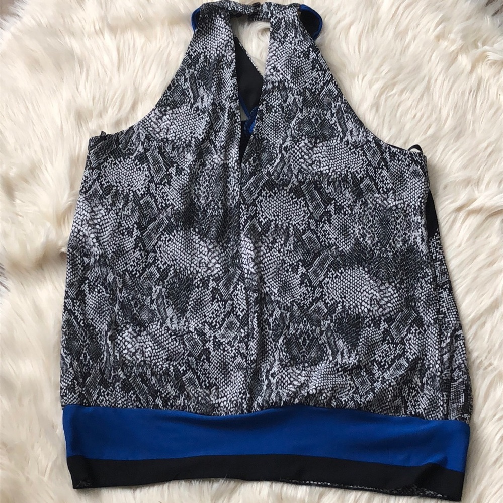 XOXO Keyhole Shirt Sz Large Shorts Sz Medium - Picture 3 of 3